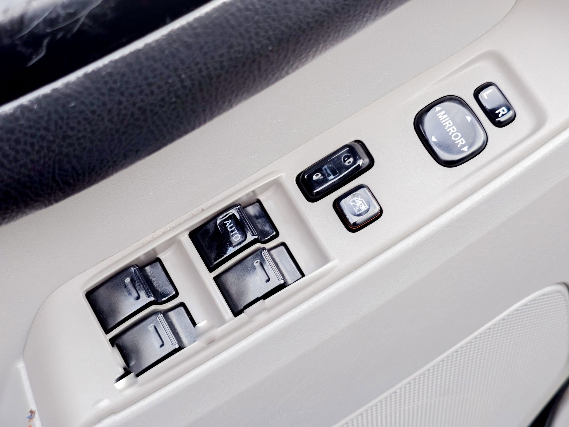 Used 2005 Toyota 4Runner SR5 AWD/4WD image 8