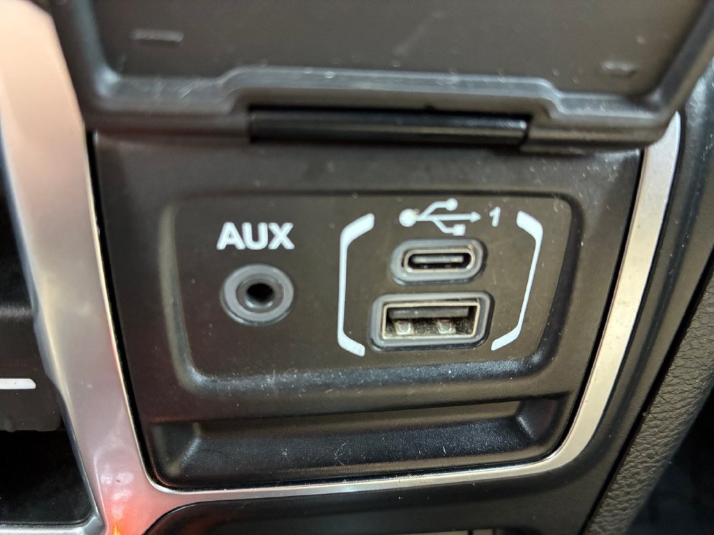 Used 2018 Jeep Wrangler Unlimited Sahara AWD/4WD image 6