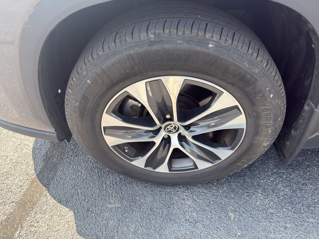 Used 2022 Toyota Highlander XLE AWD/4WD image 2