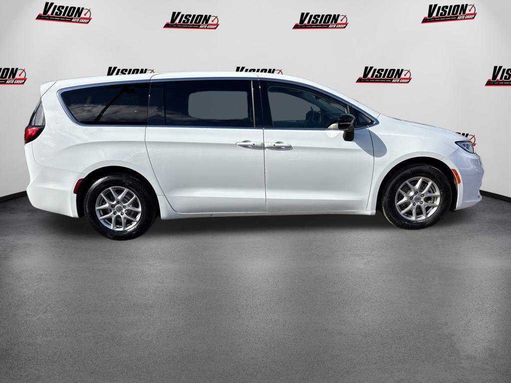 Used 2024 Chrysler Pacifica Touring-L FWD image 4