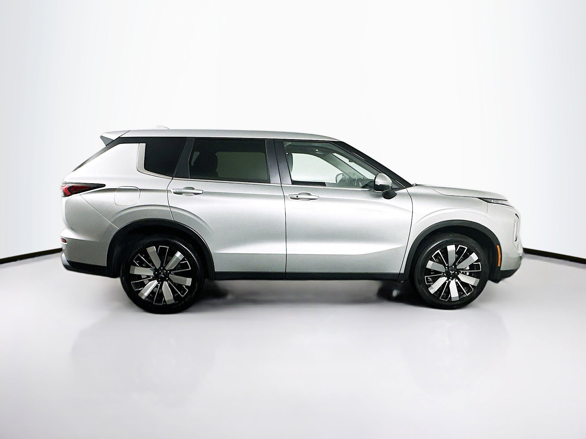 Used 2025 Mitsubishi Outlander SE image 10
