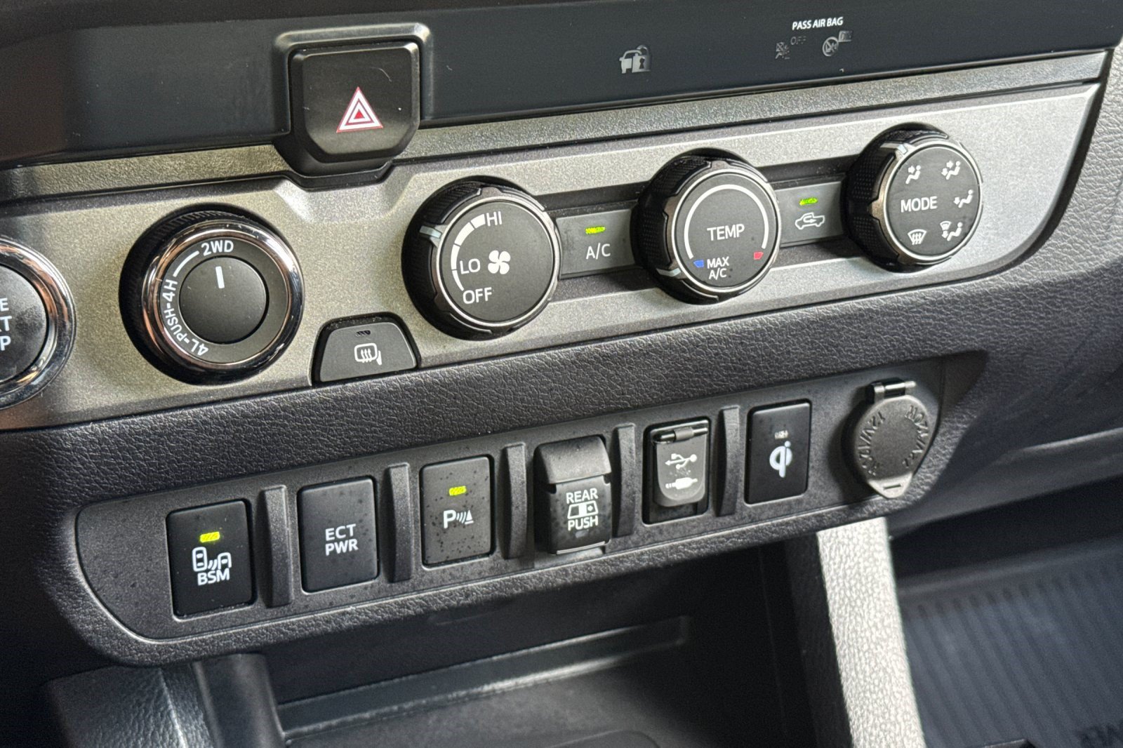Used 2019 Toyota Tacoma TRD Off-Road w/ Technology Package AWD/4WD image 18
