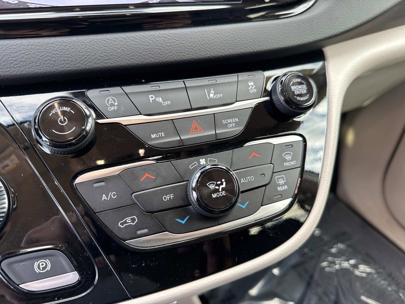 Certified 2024 Chrysler Pacifica Touring-L image 23