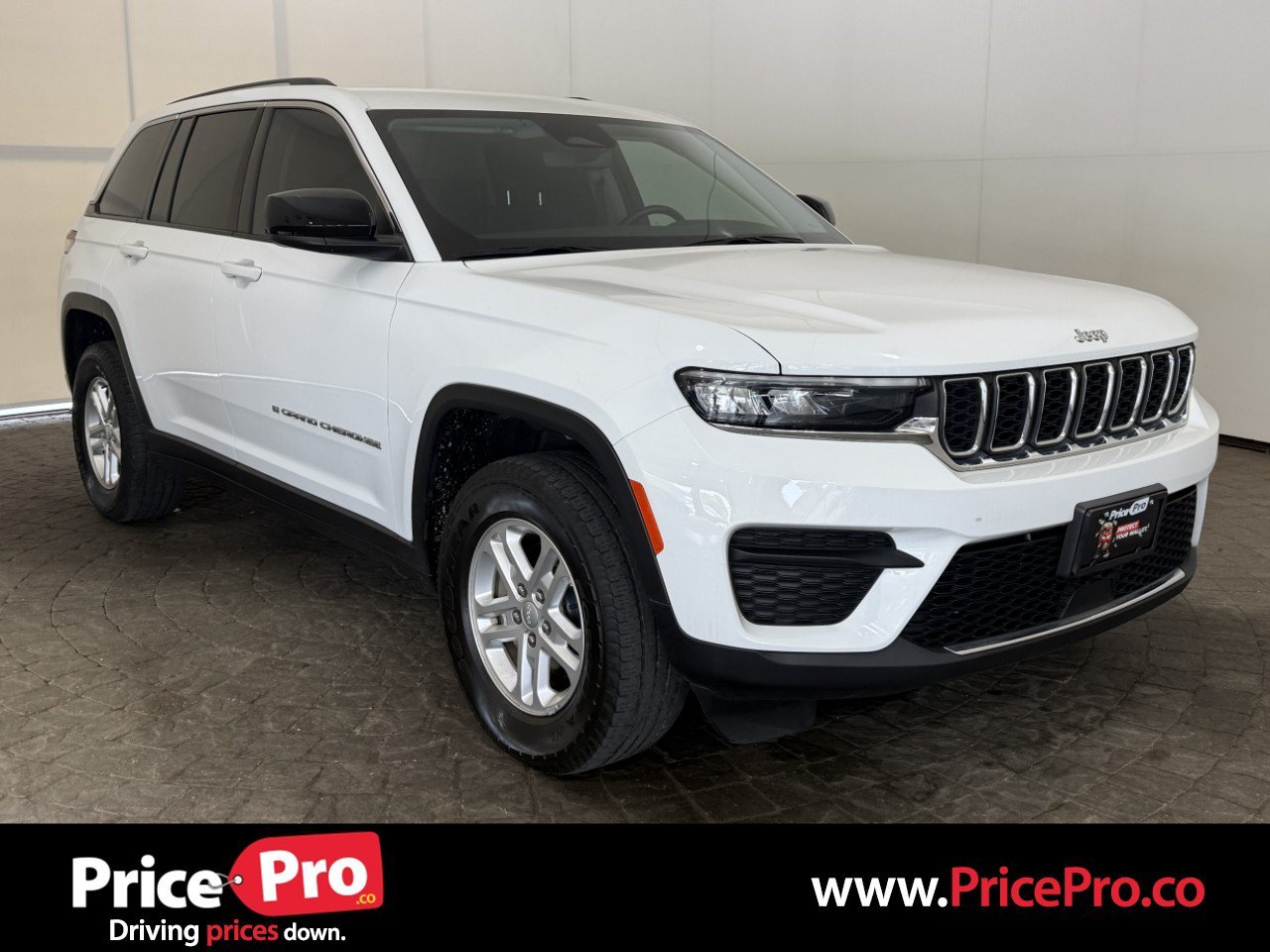 Used 2022 Jeep Grand Cherokee Laredo w/ Luxury Tech Group I AWD/4WD image 1