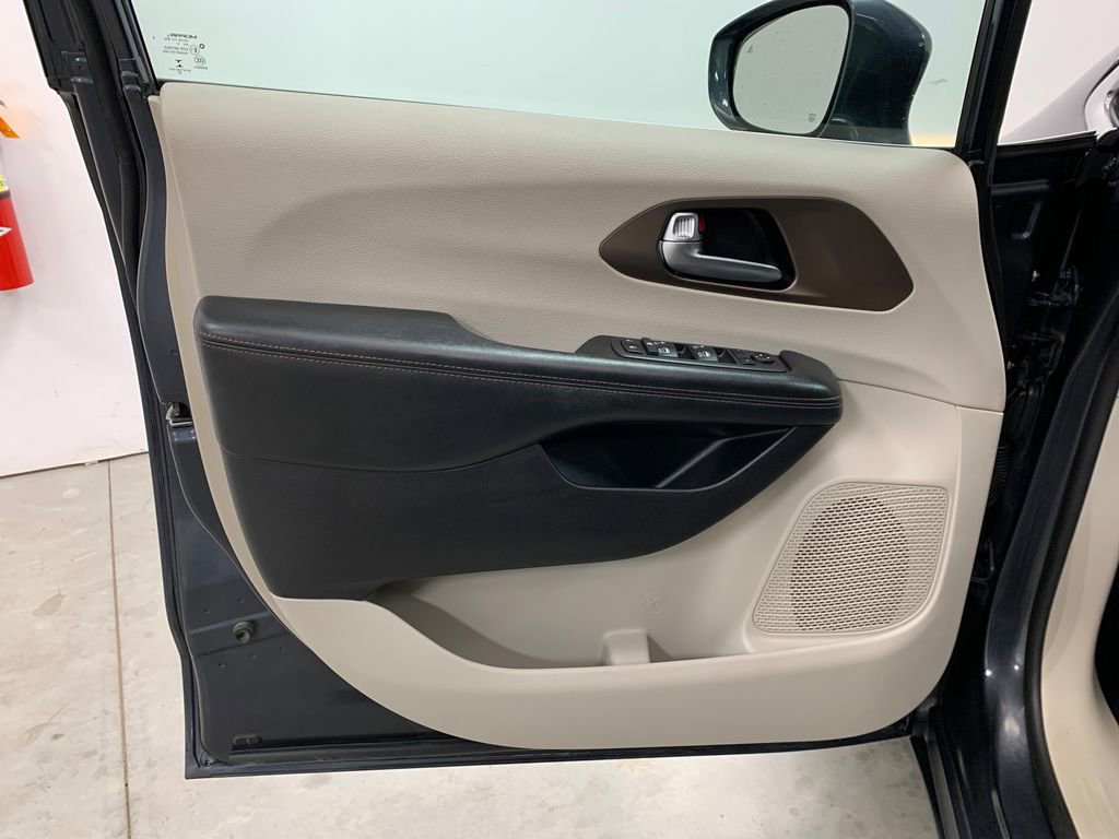 Used 2019 Chrysler Pacifica Touring-L Plus w/ Advanced Safetytec Group FWD image 5