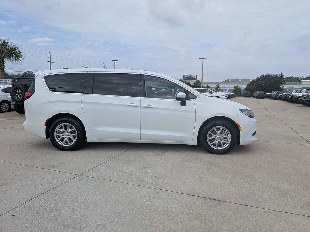 Certified 2022 Chrysler Voyager LX FWD image 2