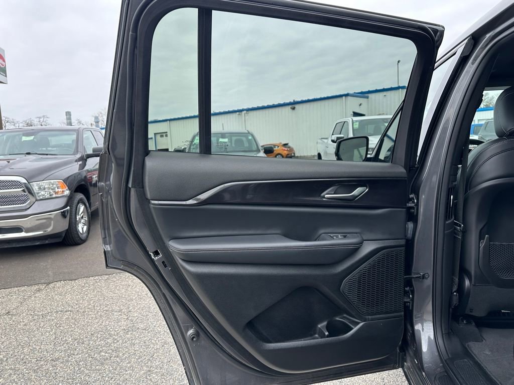 Used 2023 Jeep Grand Cherokee L Laredo image 8