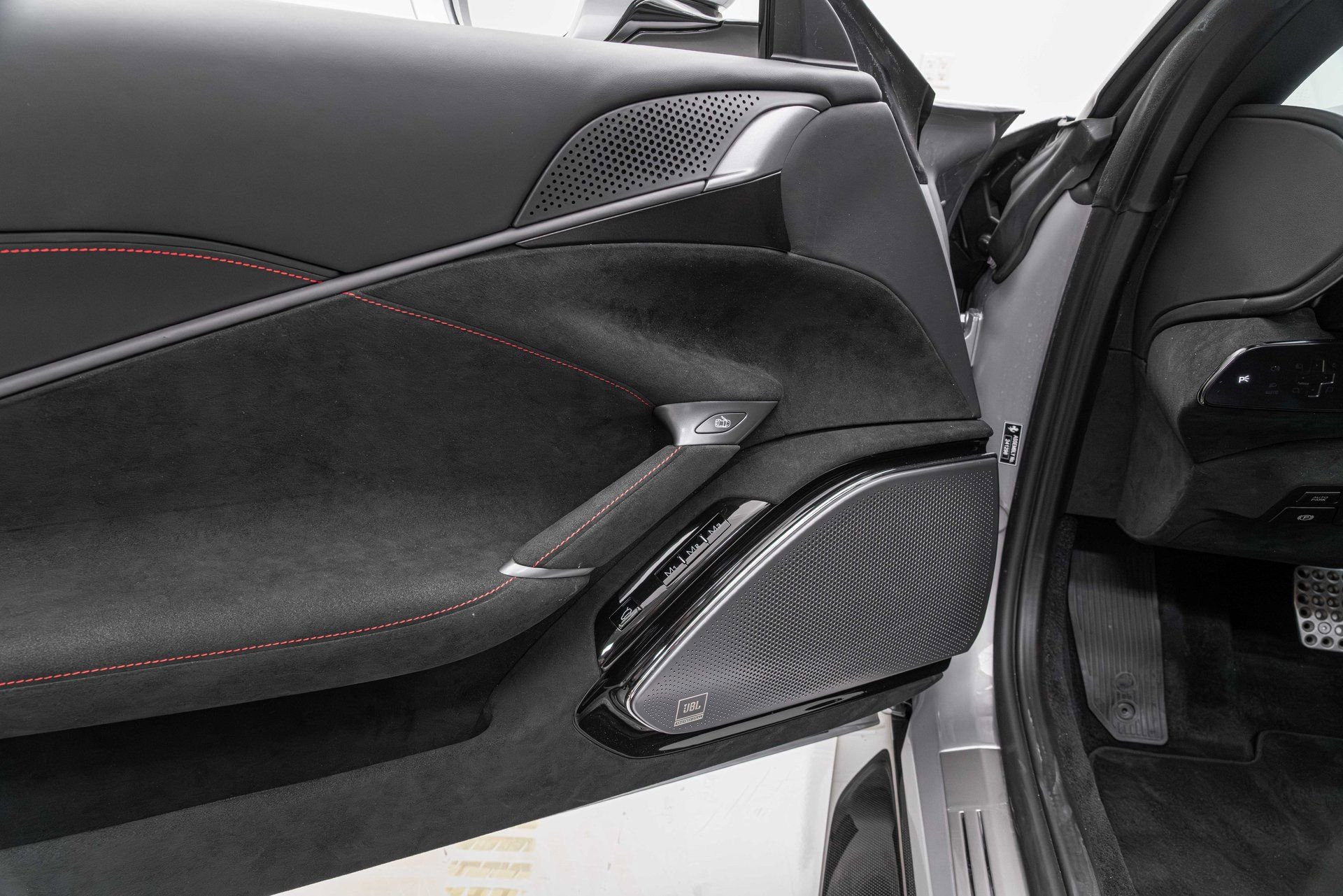 Certified 2025 Ferrari Roma Spider RWD image 32