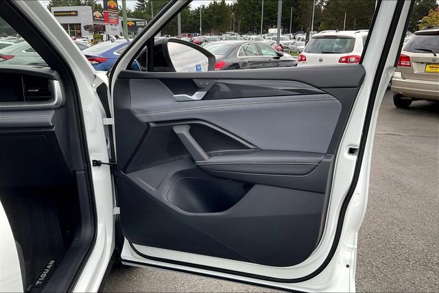 New 2025 Volkswagen Tiguan SE R-Line image 28