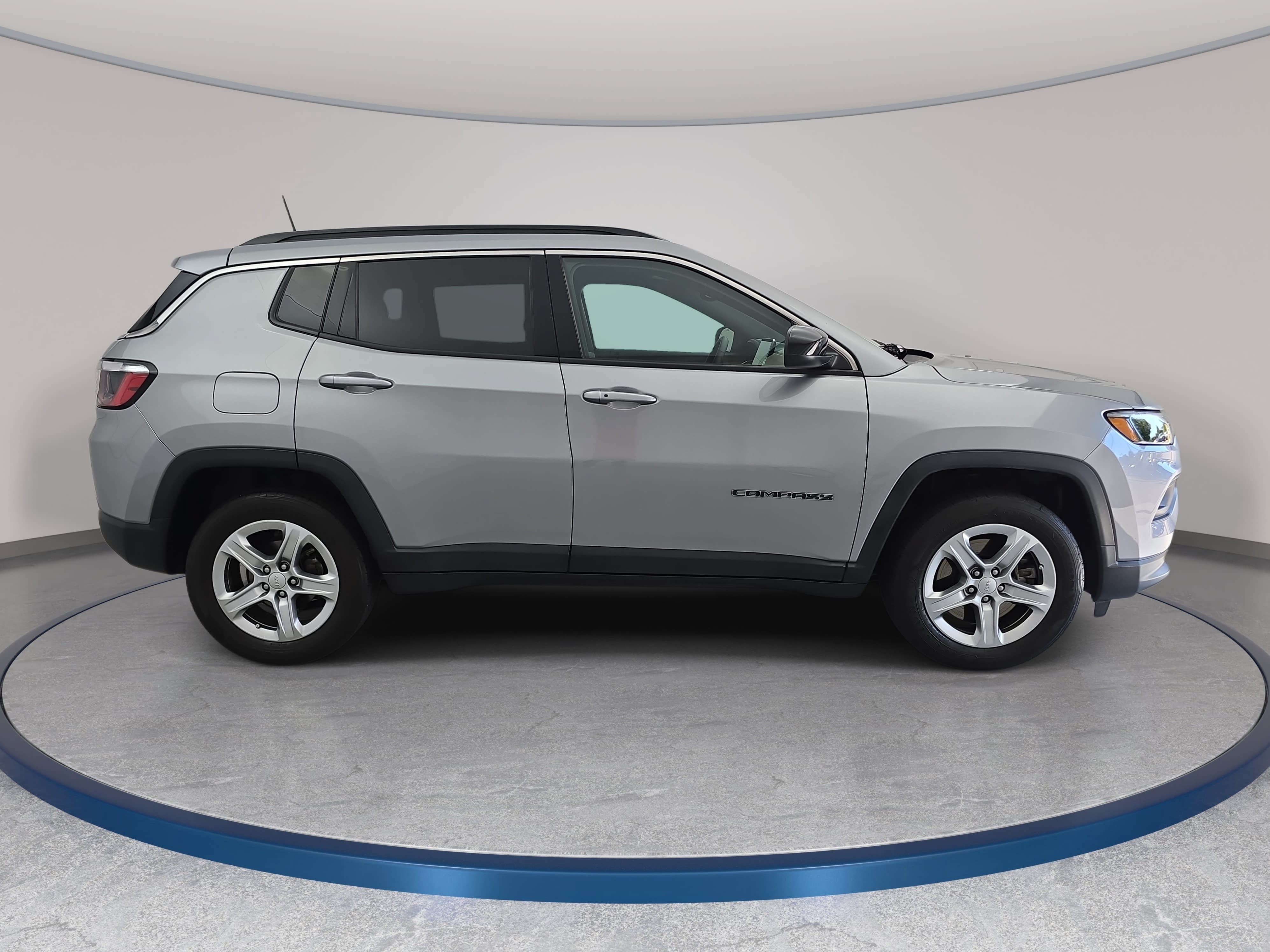 Used 2024 Jeep Compass Latitude w/ Convenience Group AWD/4WD image 4