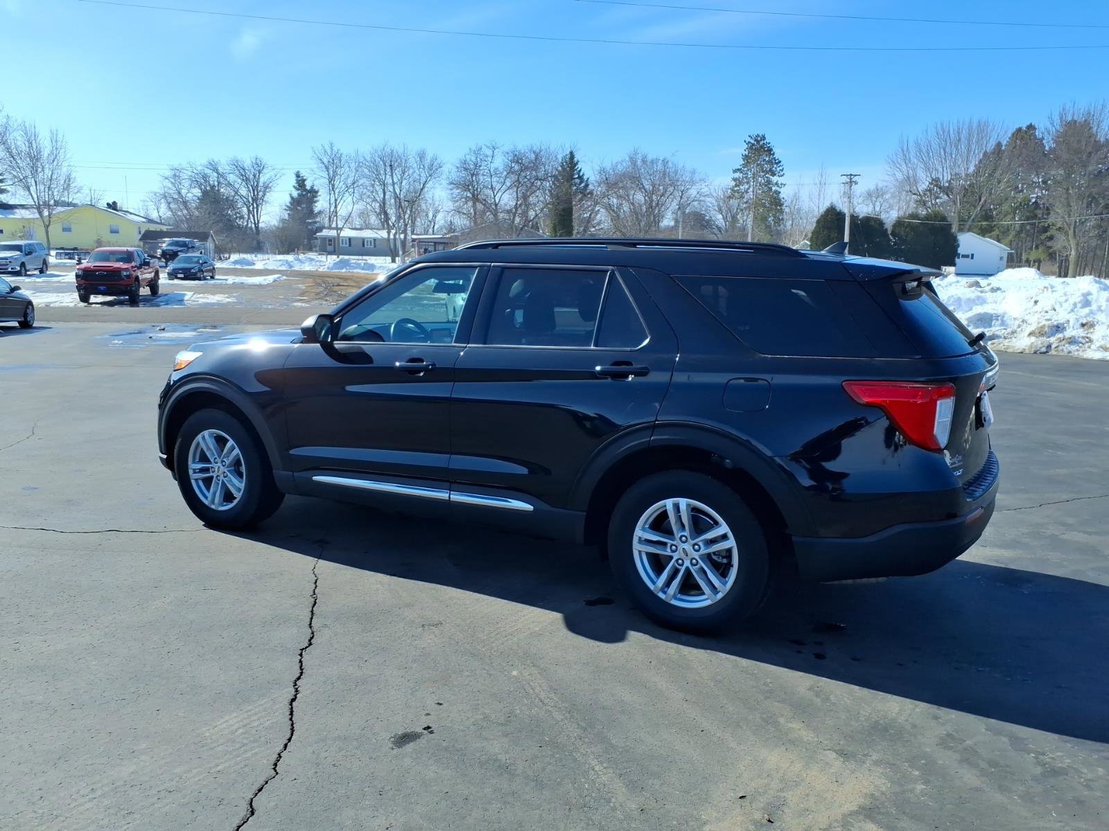 Used 2022 Ford Explorer XLT image 3
