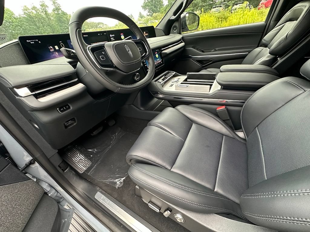 New 2027 Lincoln Navigator Reserve w/ Jet Appearance Package AWD/4WD image 17