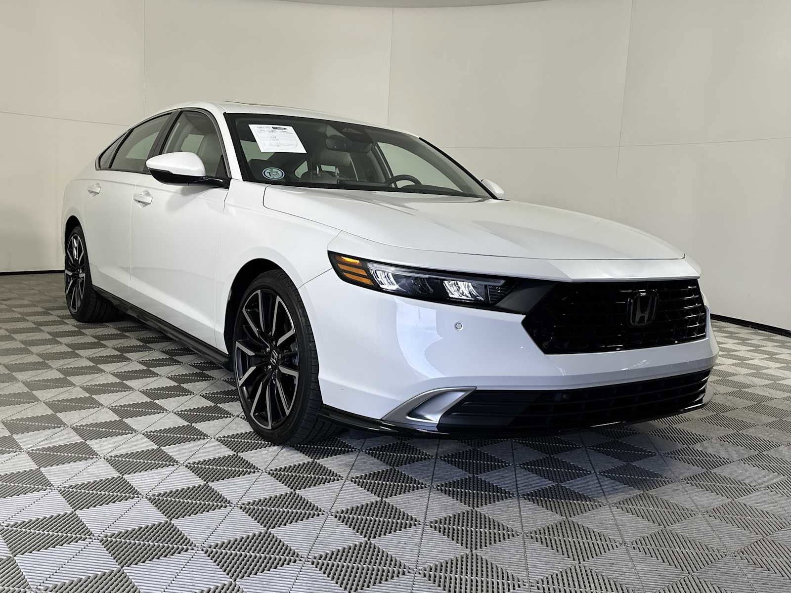 Used 2024 Honda Accord Touring image 2