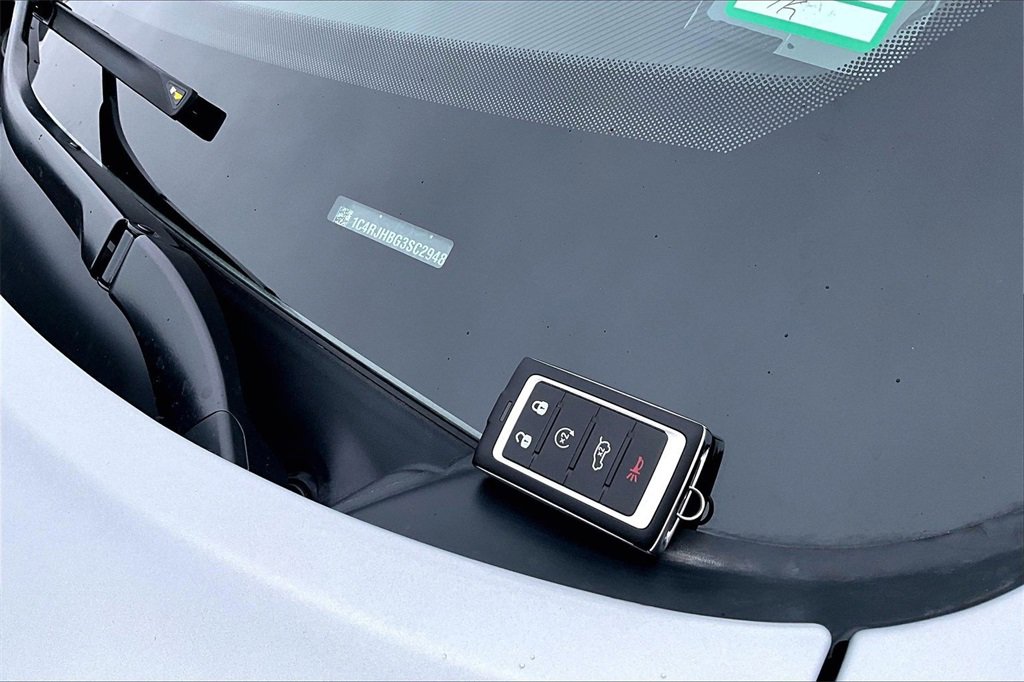 Used 2025 Jeep Grand Cherokee Limited w/ Black Appearance Package image 11