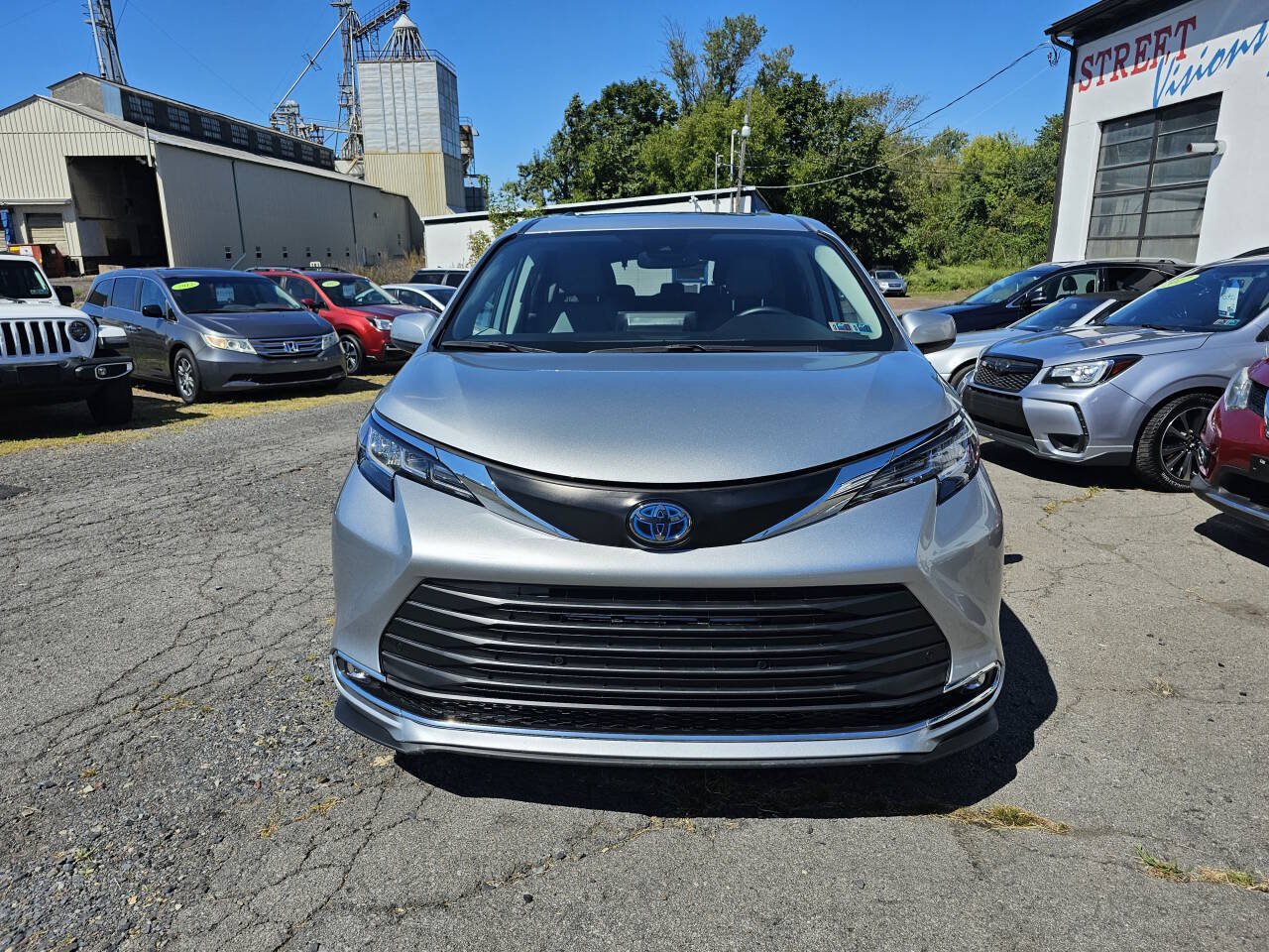 Used 2023 Toyota Sienna XLE FWD image 2