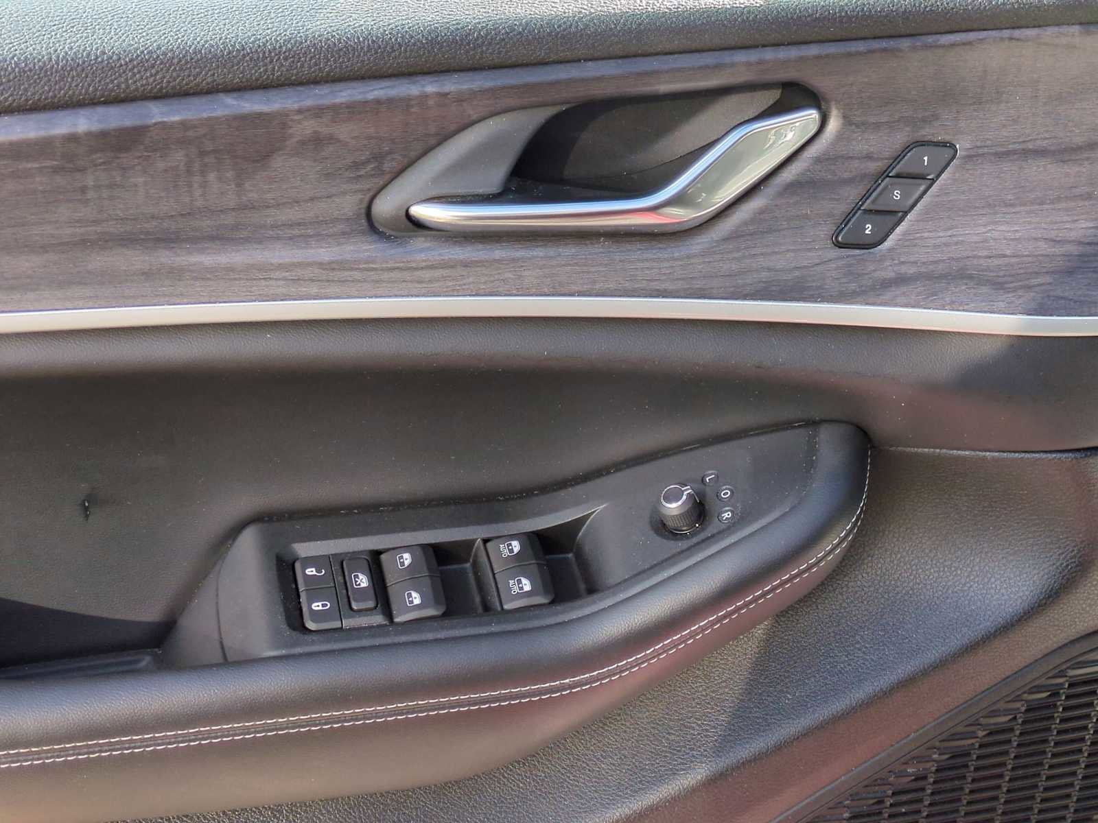 Used 2024 Jeep Grand Cherokee Limited image 38