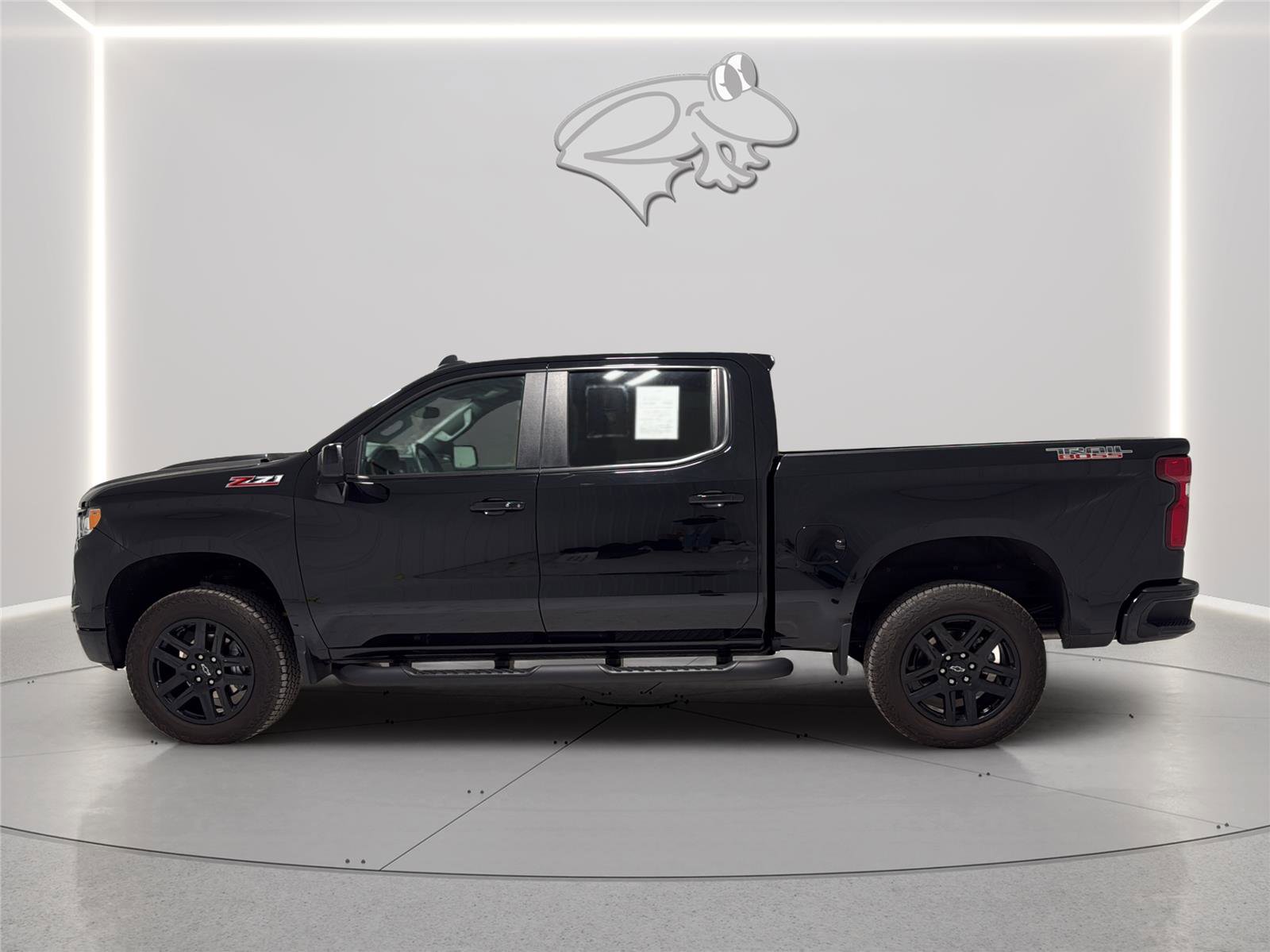 Used 2025 Chevrolet Silverado 1500 LT Trail Boss w/ Convenience Package II AWD/4WD image 2