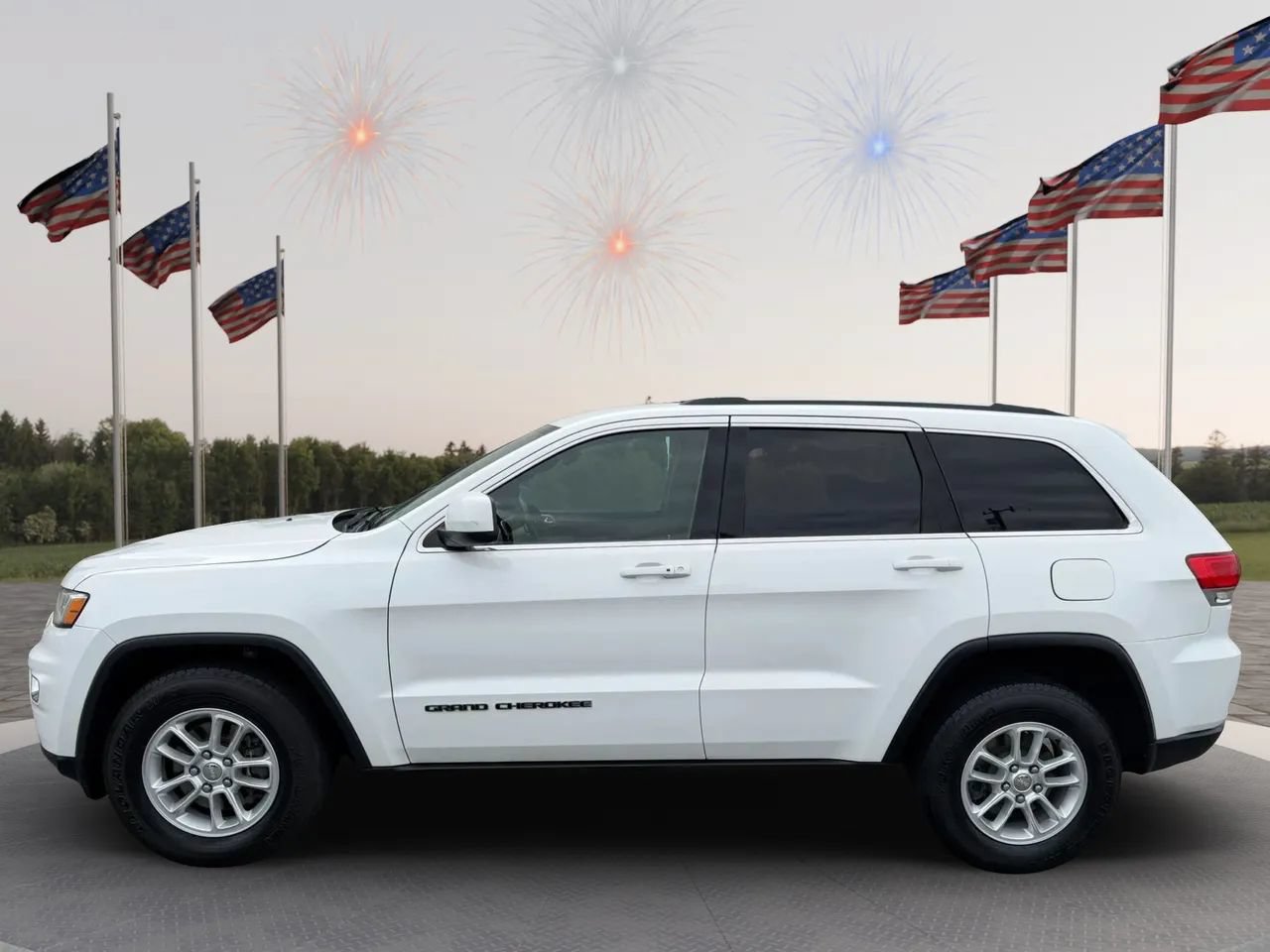 Used 2018 Jeep Grand Cherokee Laredo AWD/4WD image 3