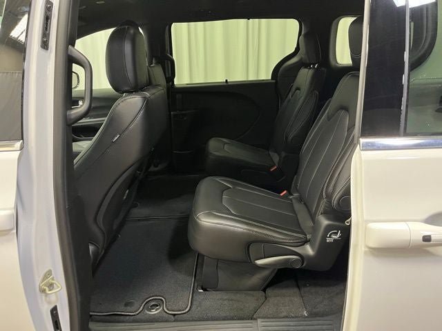 New 2026 Chrysler Pacifica Select FWD image 25