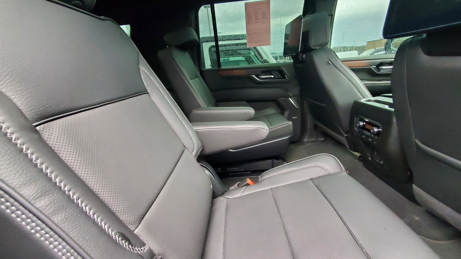 Used 2025 GMC Yukon XL Denali w/ Denali Reserve Package image 6