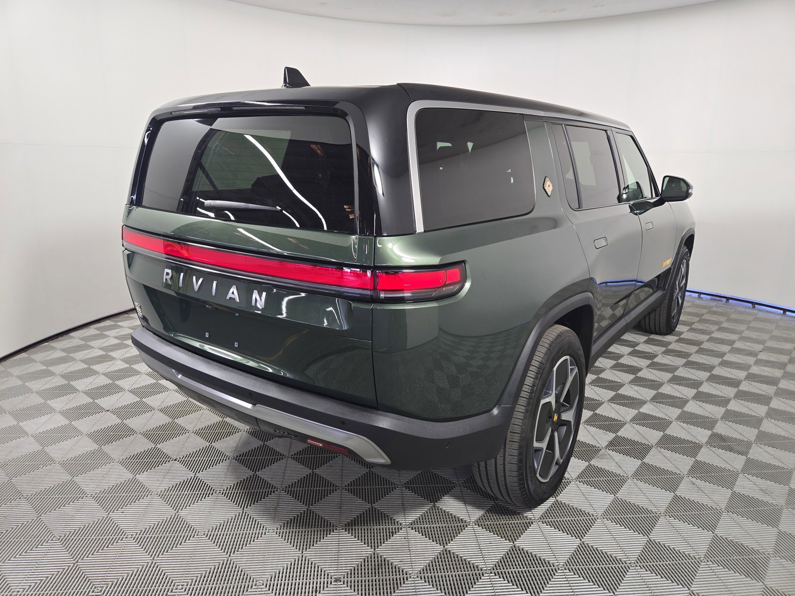 Used 2024 Rivian R1S Adventure image 5