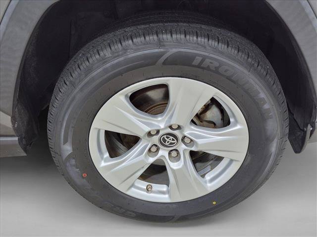 Used 2020 Toyota RAV4 LE AWD/4WD image 22