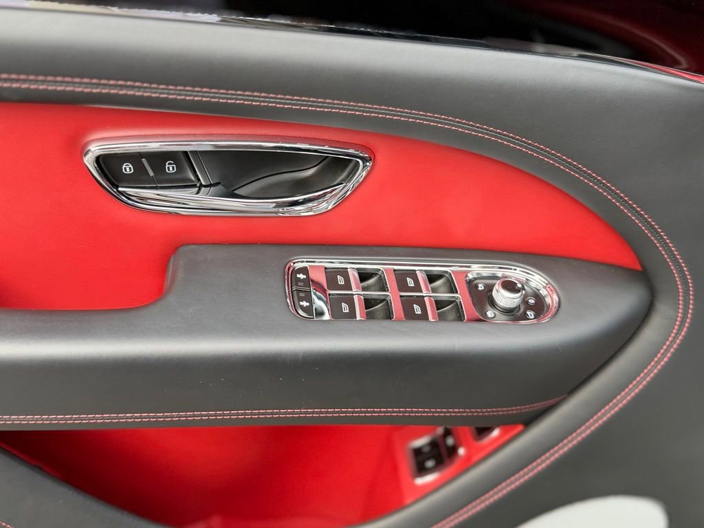 Used 2023 Bentley Bentayga image 27
