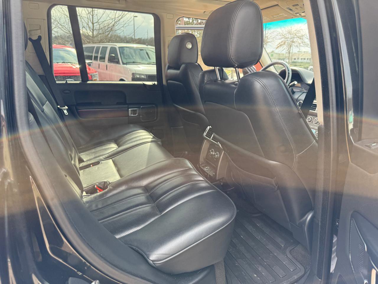 Used 2011 Land Rover Range Rover HSE image 24