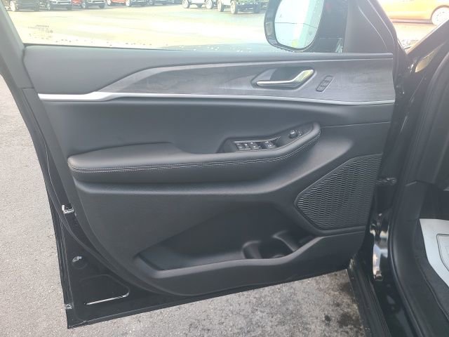 New 2025 Jeep Grand Cherokee L Limited image 10
