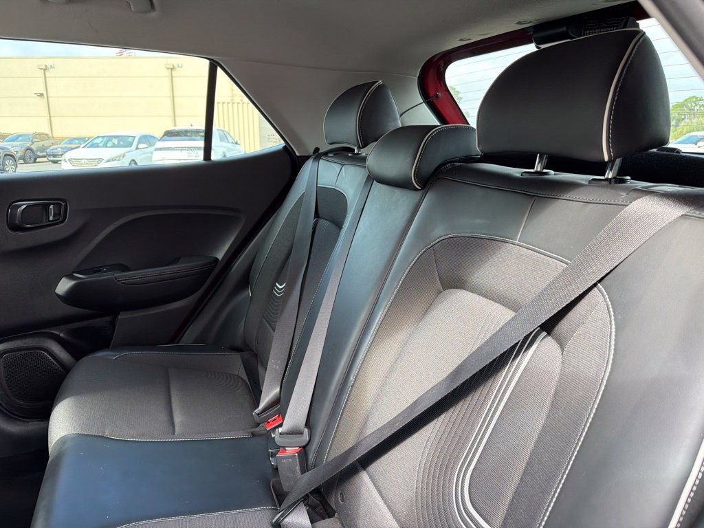 Used 2022 Hyundai Venue Limited FWD image 10
