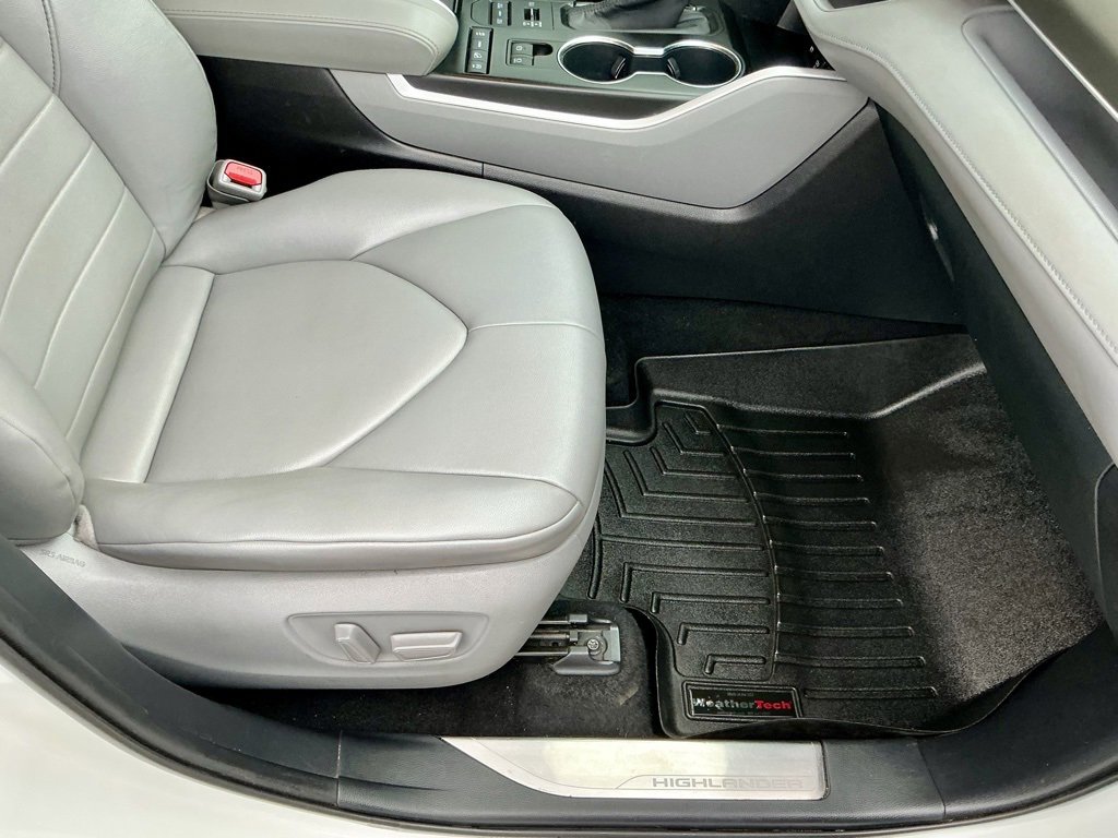 Used 2020 Toyota Highlander XLE image 23