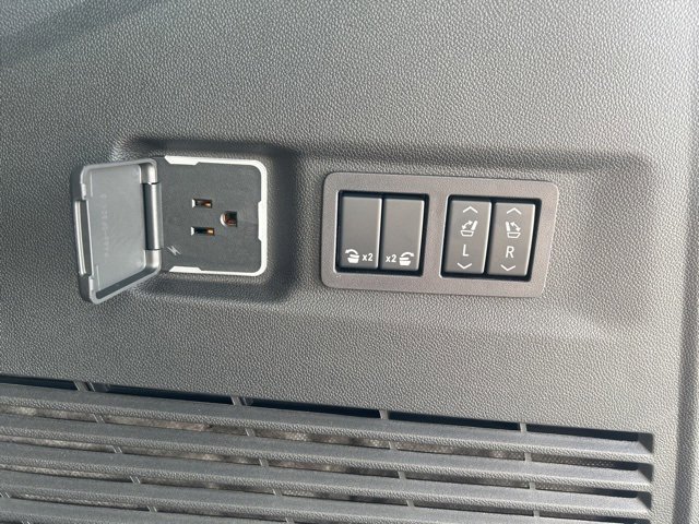 New 2025 Chevrolet Suburban Premier image 8