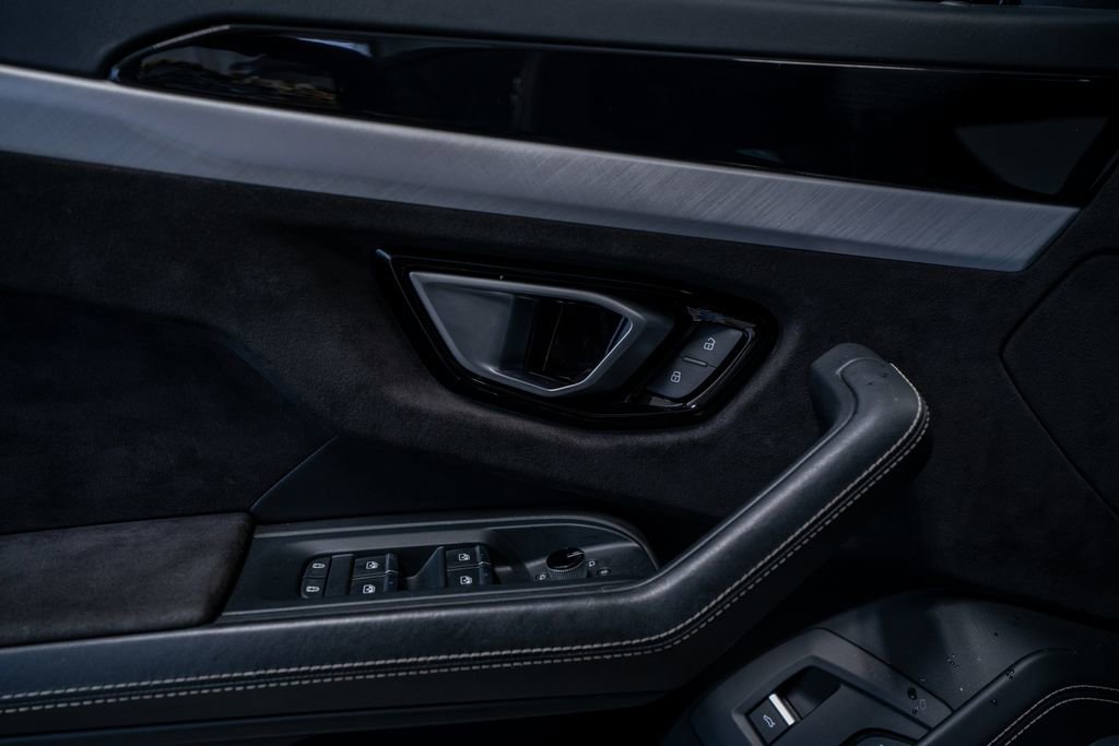 Used 2021 Lamborghini Urus AWD/4WD image 32