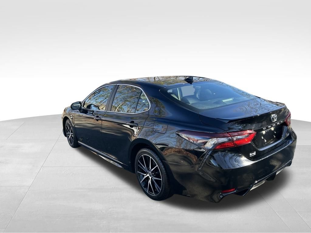 Used 2024 Toyota Camry SE image 3