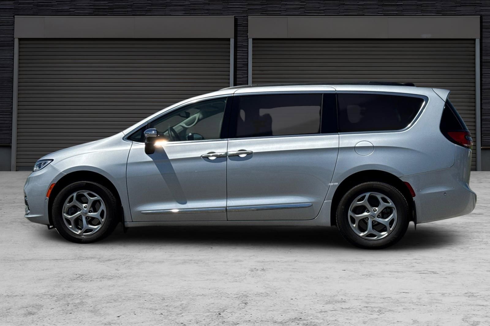 Used 2023 Chrysler Pacifica Limited w/ Uconnect Theater Family Group AWD/4WD image 7
