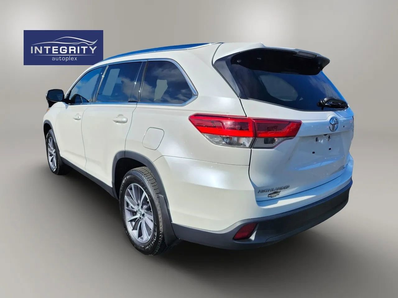 Used 2019 Toyota Highlander XLE AWD/4WD image 5