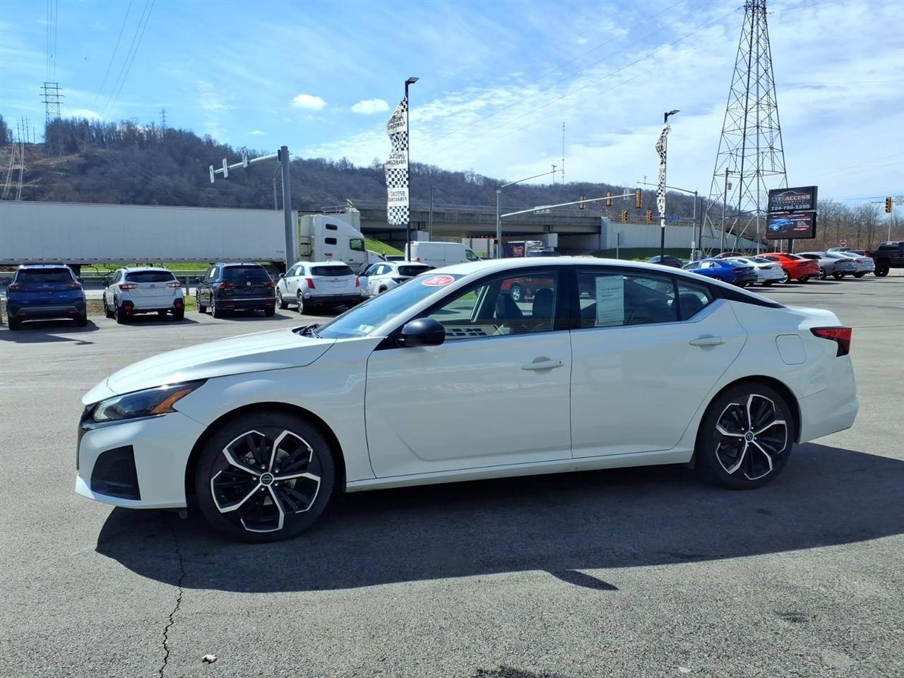 Used 2024 Nissan Altima 2.5 SR image 3