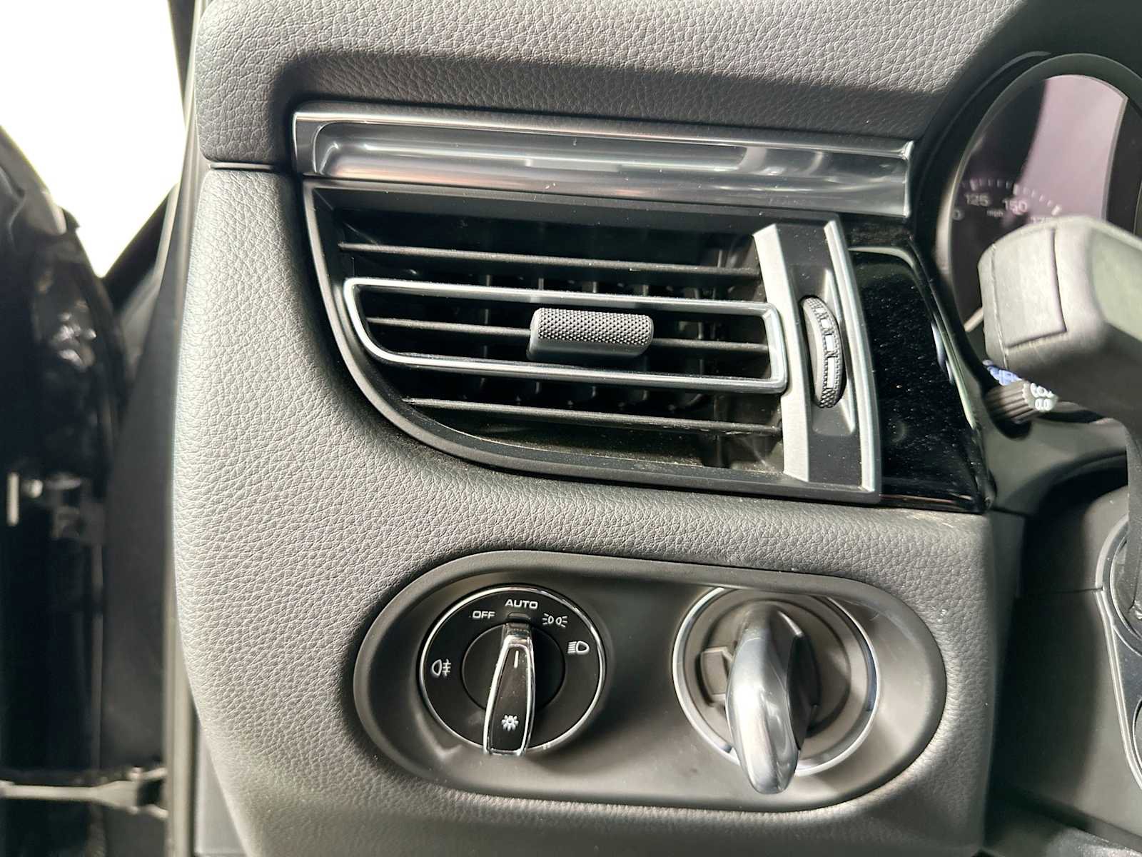 Certified 2025 Porsche Macan image 12