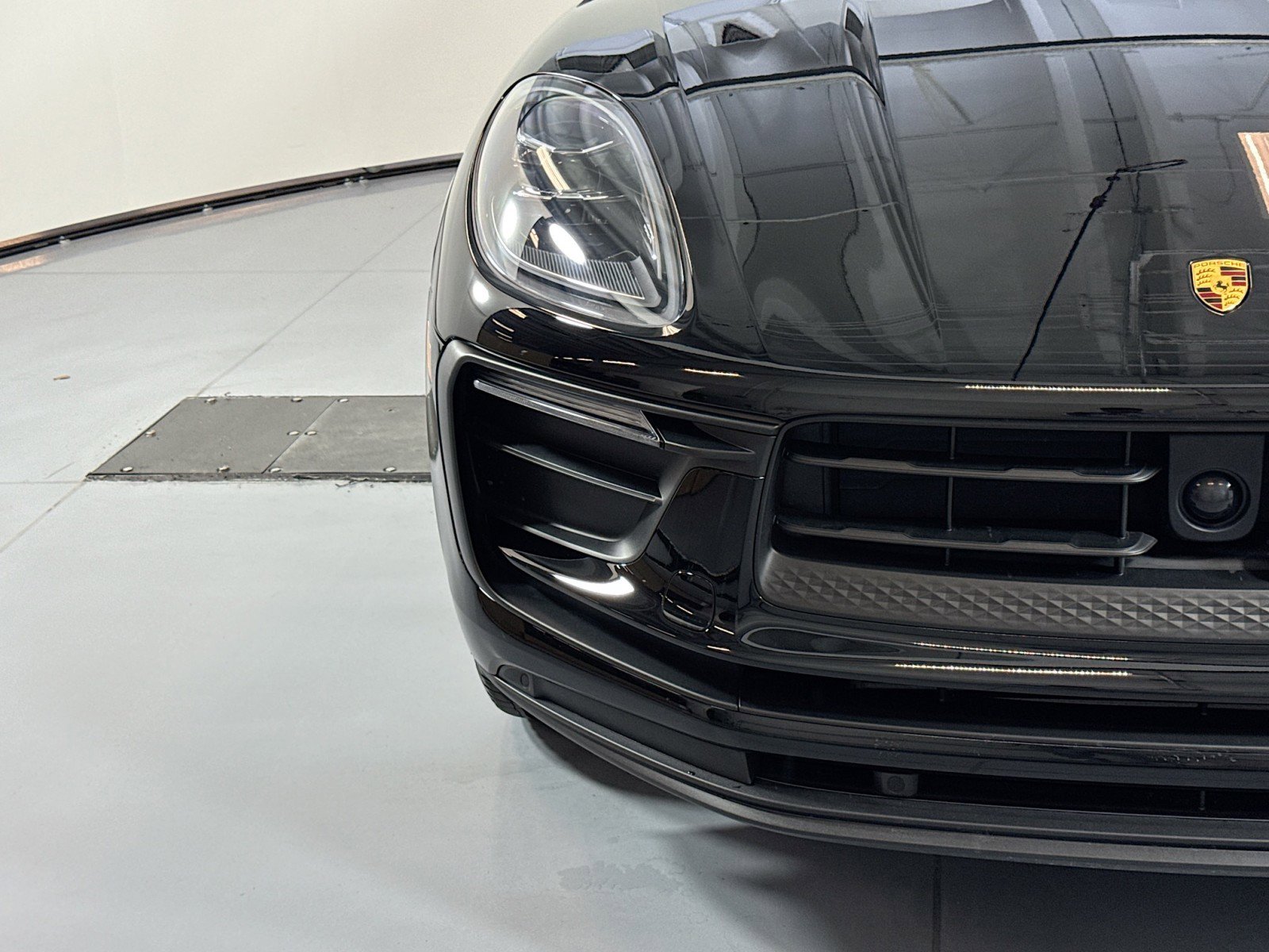 Certified 2025 Porsche Macan image 28