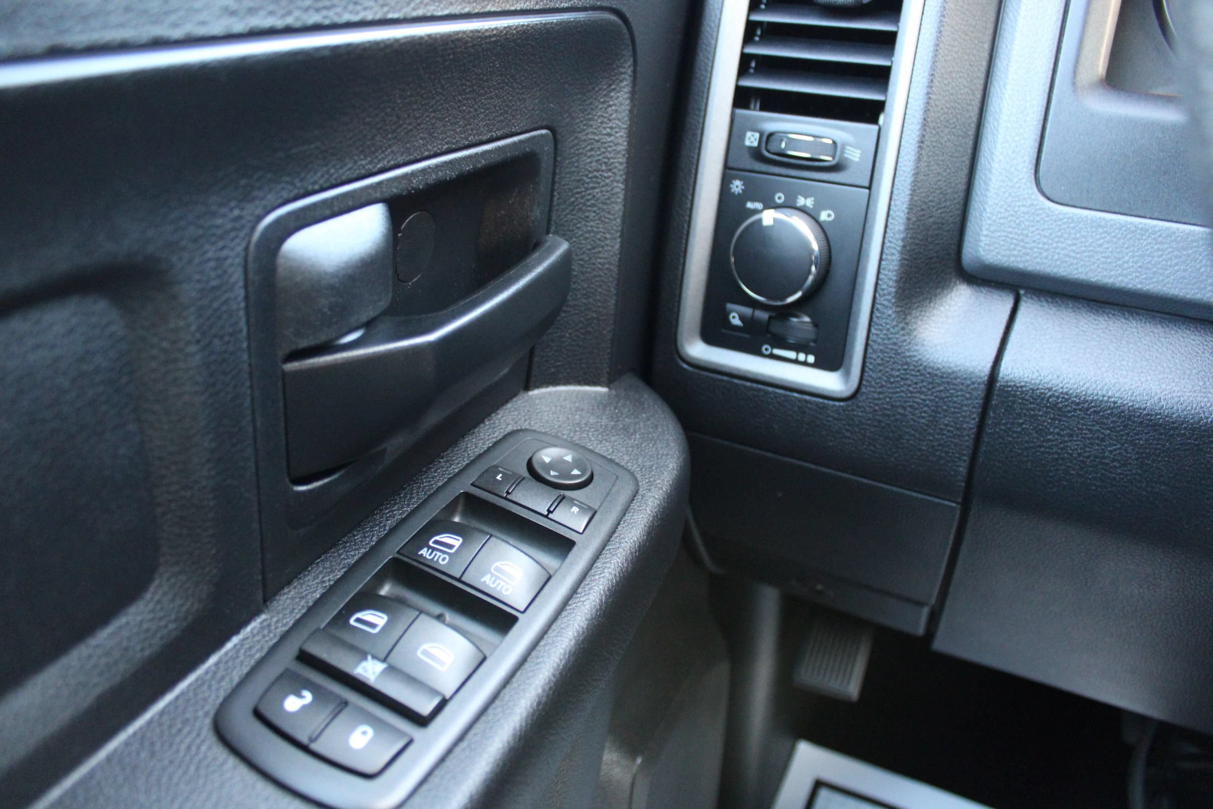 Used 2016 RAM 3500 Tradesman w/ Chrome Appearance Group RWD image 17