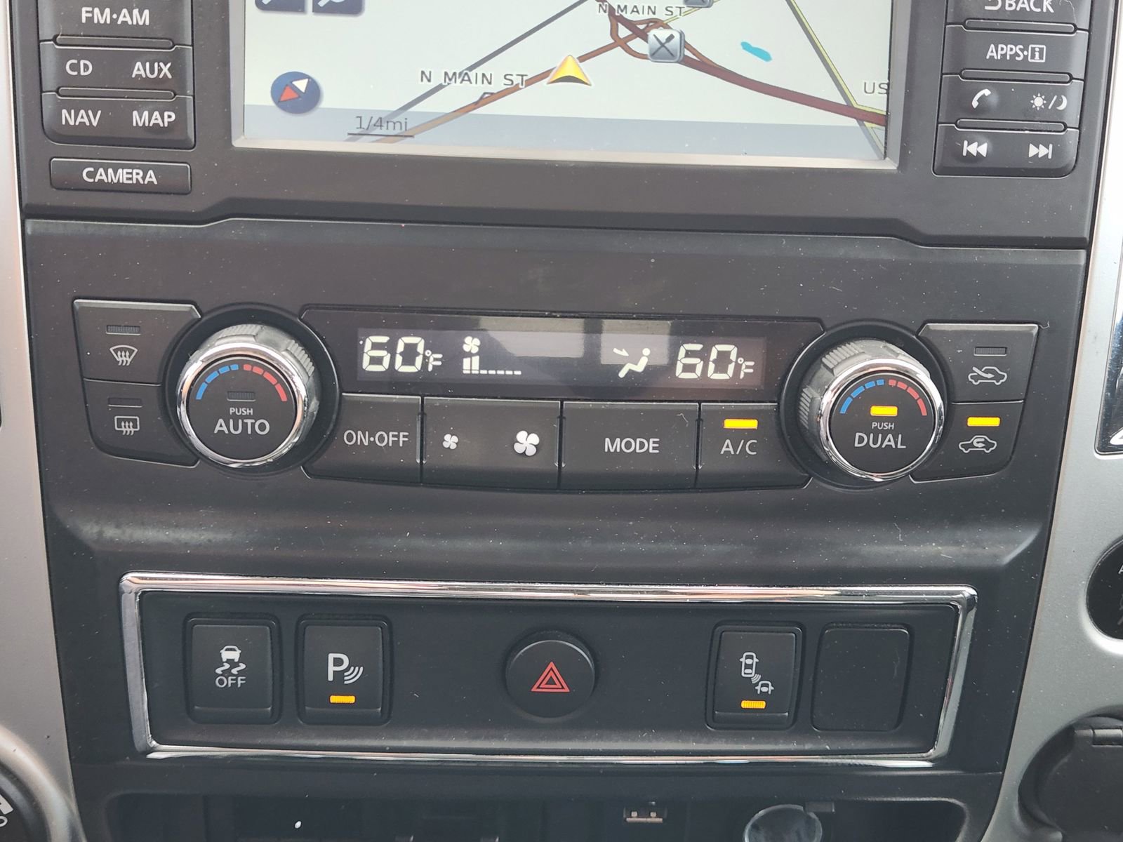 Used 2018 Nissan Titan SV w/ SV Convenience Package image 19