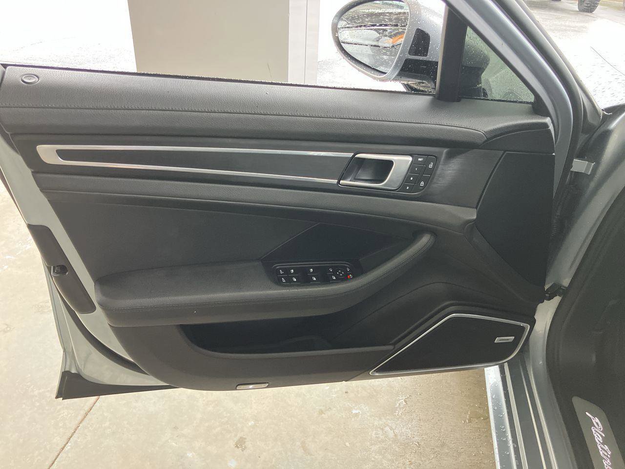 Used 2023 Porsche Panamera Platinum Edition w/ Sportdesign Package RWD image 16