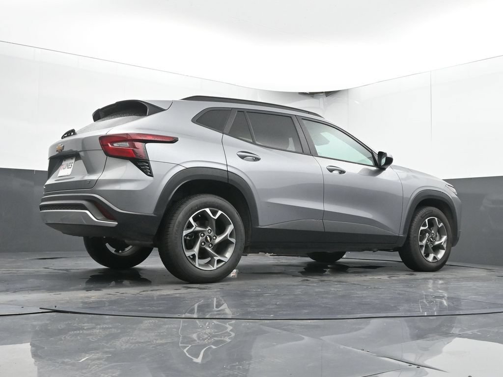 Used 2025 Chevrolet Trax LT FWD image 36