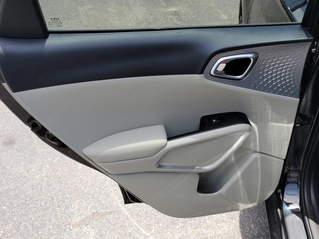 Used 2025 Kia Soul LX w/ LX Technology Package FWD image 9
