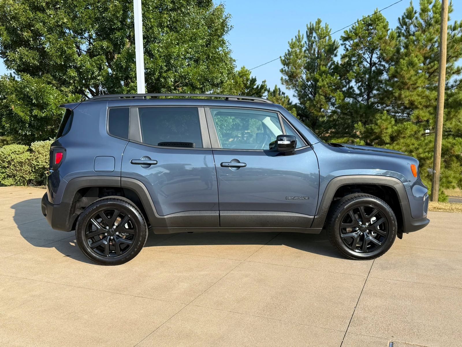 Used 2023 Jeep Renegade Altitude w/ Sun/Sound Group AWD/4WD image 7