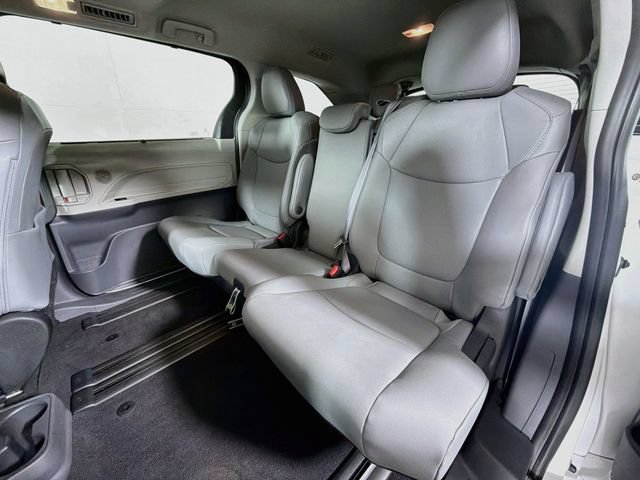 Used 2022 Toyota Sienna XLE w/ XLE Plus Package FWD image 32
