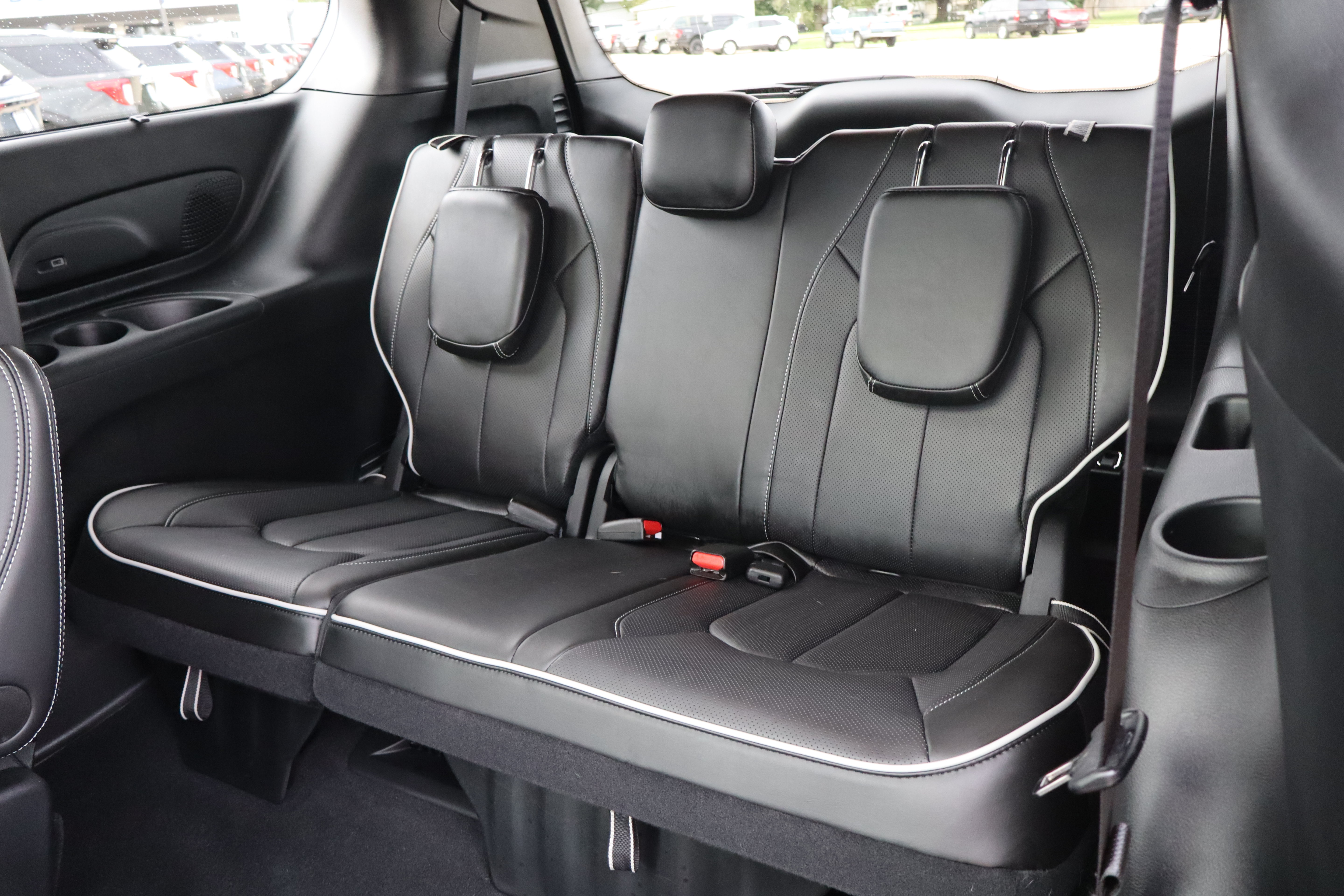 Used 2025 Chrysler Pacifica Limited FWD image 11