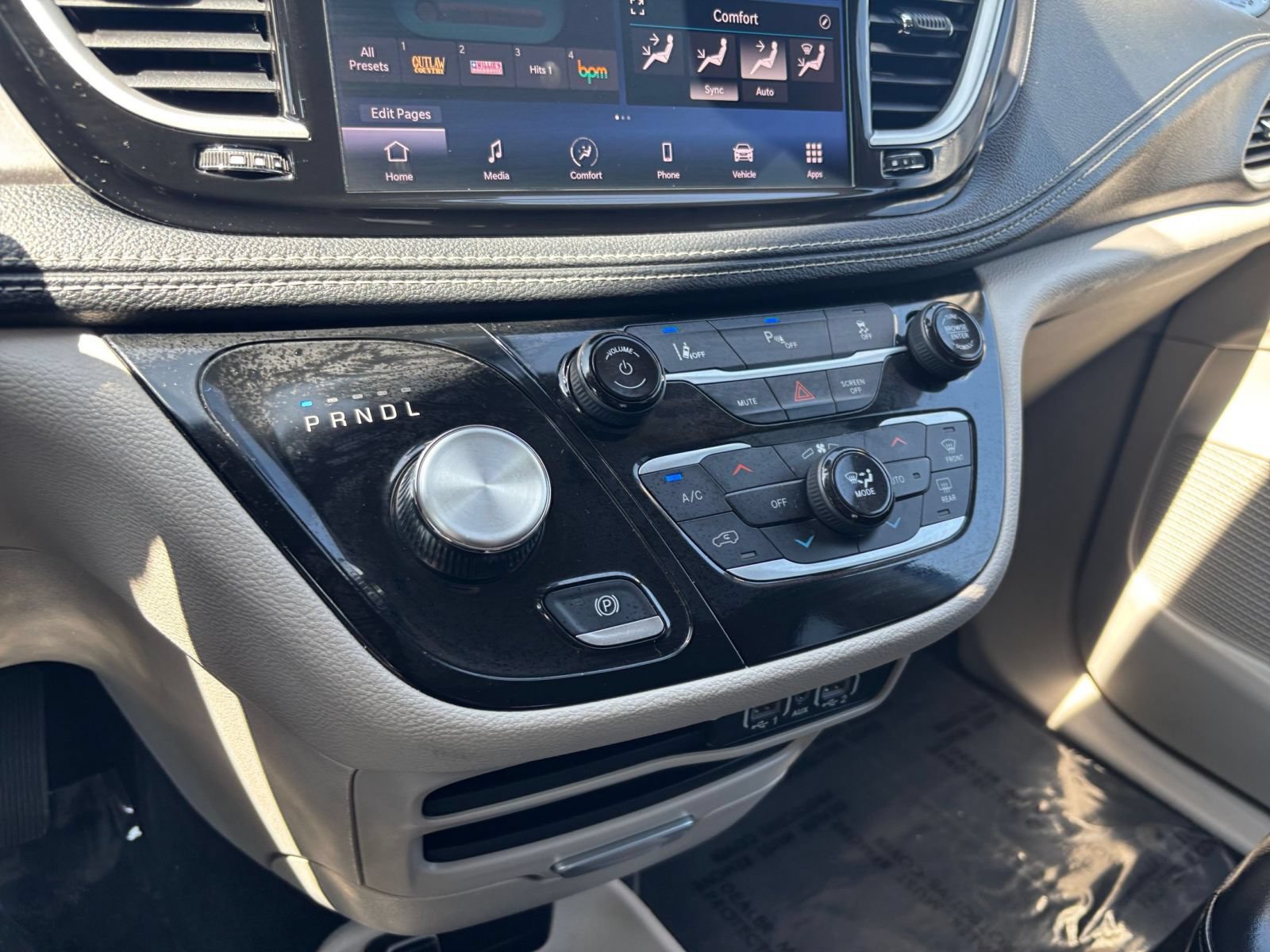 Used 2023 Chrysler Pacifica Touring-L FWD image 43