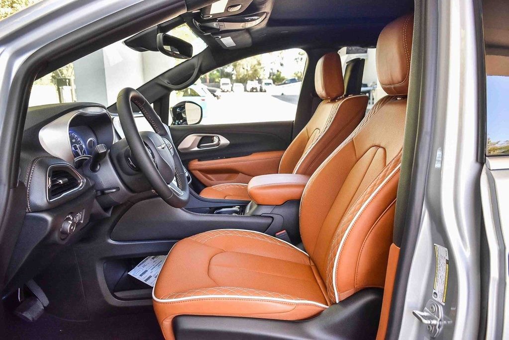 New 2026 Chrysler Pacifica Pinnacle w/ Trailer Tow Group image 18