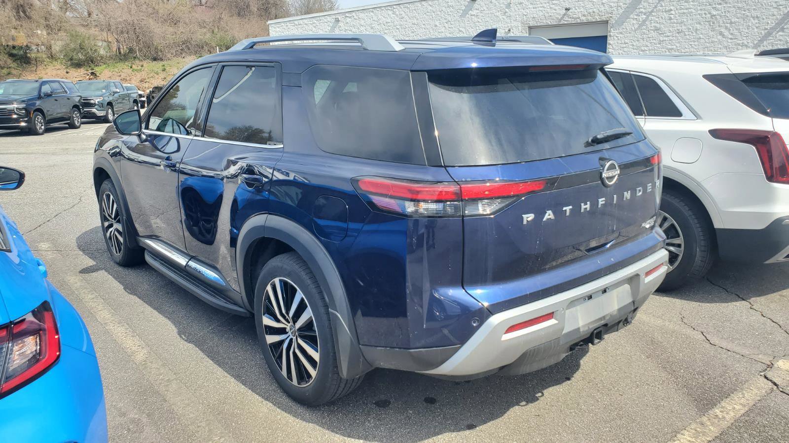 Used 2025 Nissan Pathfinder Platinum w/ Cargo Package image 8